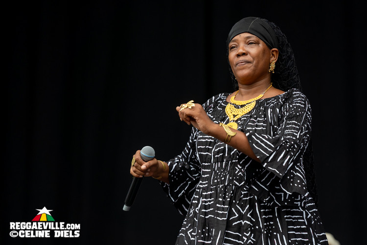 Dezarie, Arrested Development