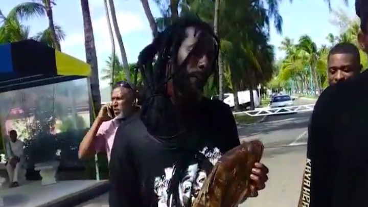 Buju Banton picking his fish in the Bahamas [3/30/2019]