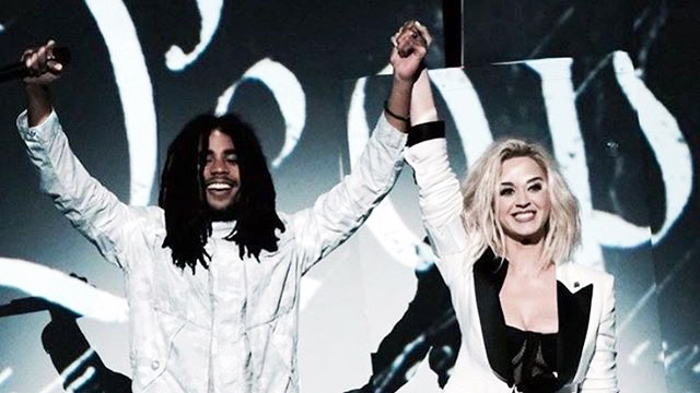 Katy Perry & Skip Marley - Chained to the Rhythm @ 59th Annual Grammy Awards 2017 [2/12/2017]