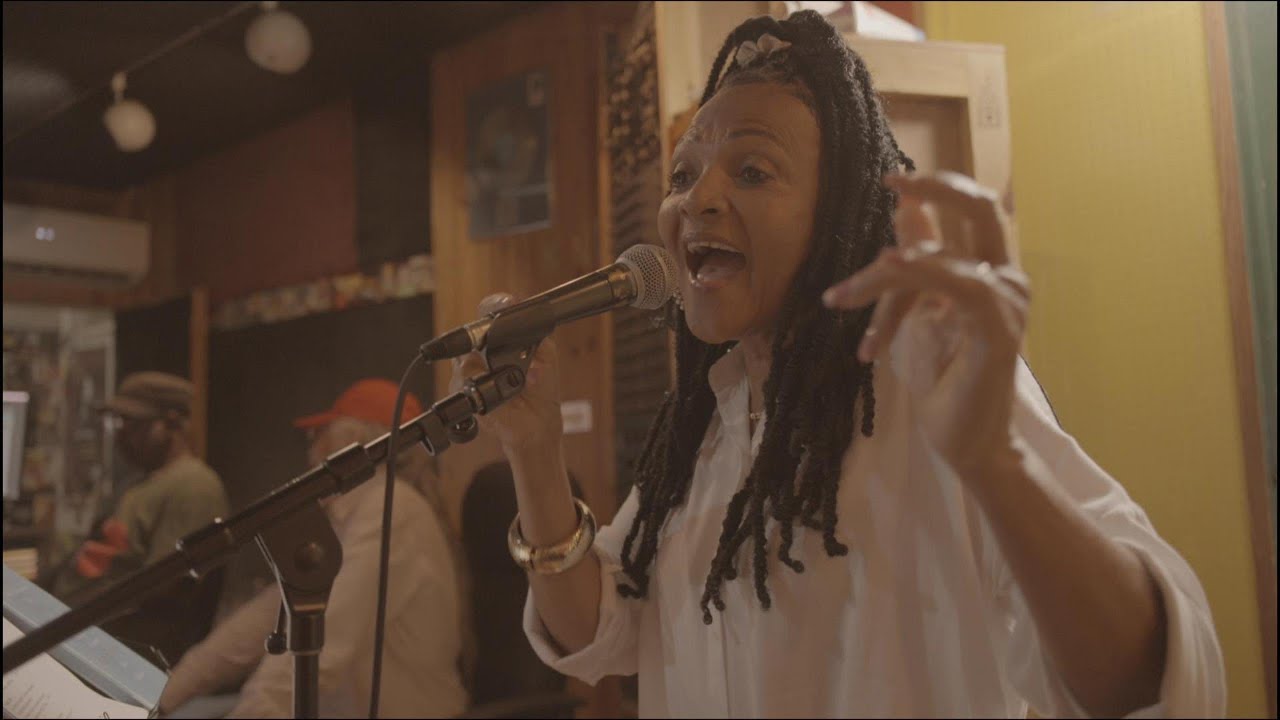 Carlene Davis - Holy Forever