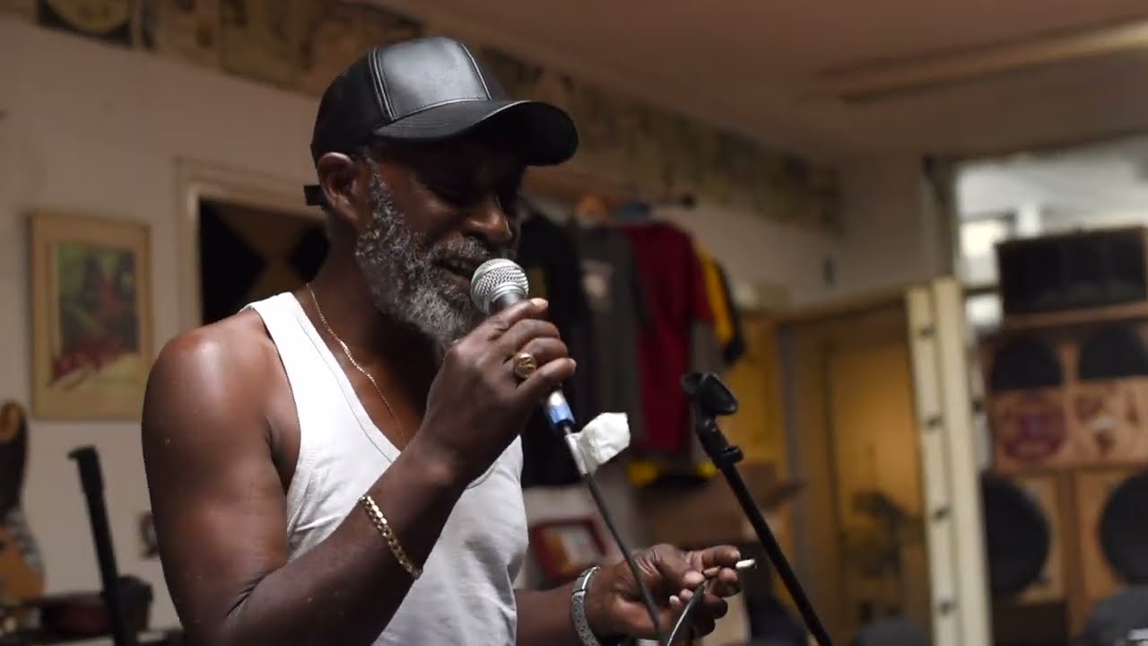 Vivian Jones - When You're Smiling