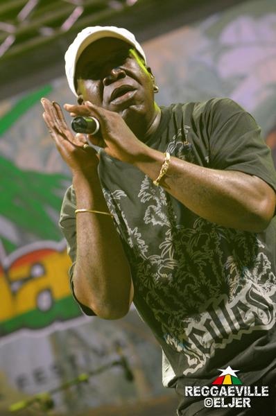Barrington Levy - Black Roses 12 Revolution Riddim