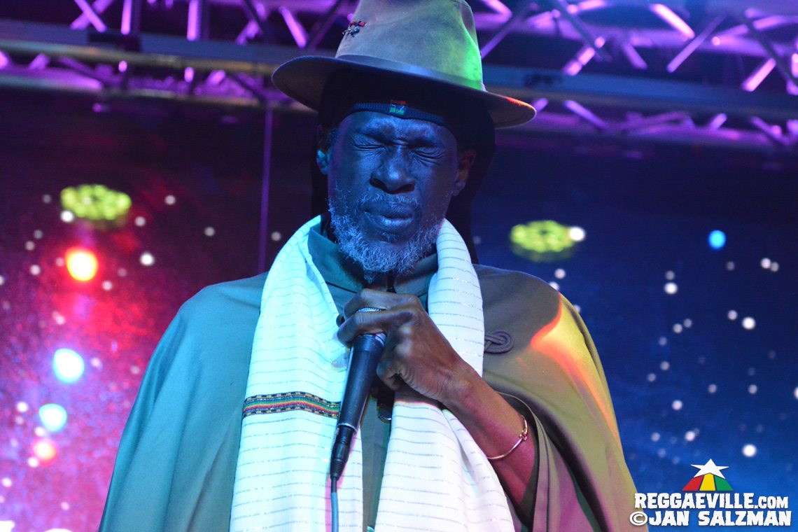 Akae Beka & Spiritual