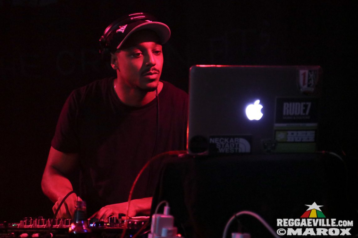 Deebuzz vs. Ruffpack