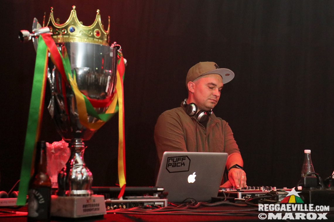 Deebuzz vs. Ruffpack