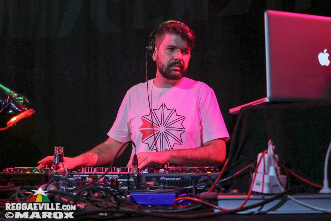 Deebuzz vs. Ruffpack