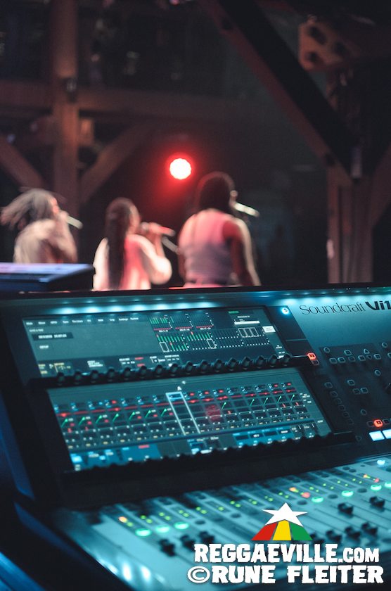 Junior Kelly, Droop Lion & Charly B