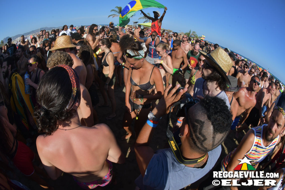 Kibir La Amlak feat. Dawta's of Aya & Beach Vibes