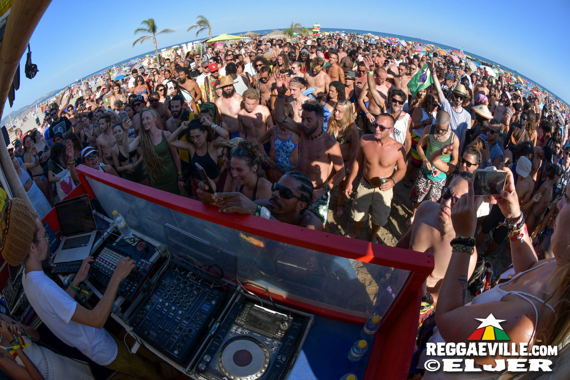 Kibir La Amlak feat. Dawta's of Aya & Beach Vibes