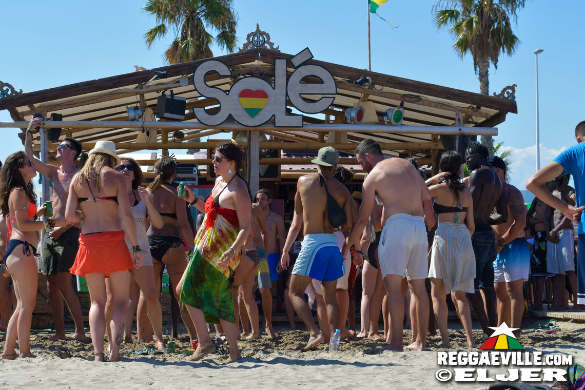 Kibir La Amlak feat. Dawta's of Aya & Beach Vibes