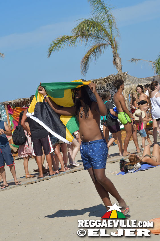 Kibir La Amlak feat. Dawta's of Aya & Beach Vibes