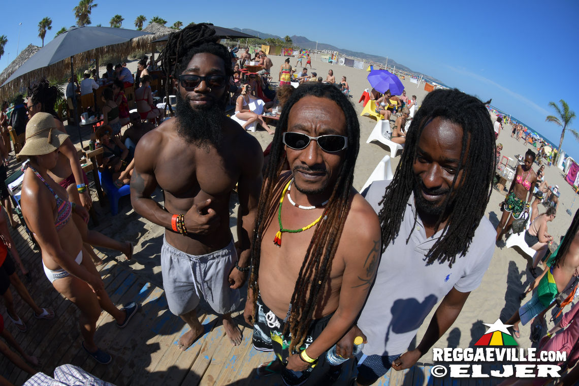 Kibir La Amlak feat. Dawta's of Aya & Beach Vibes