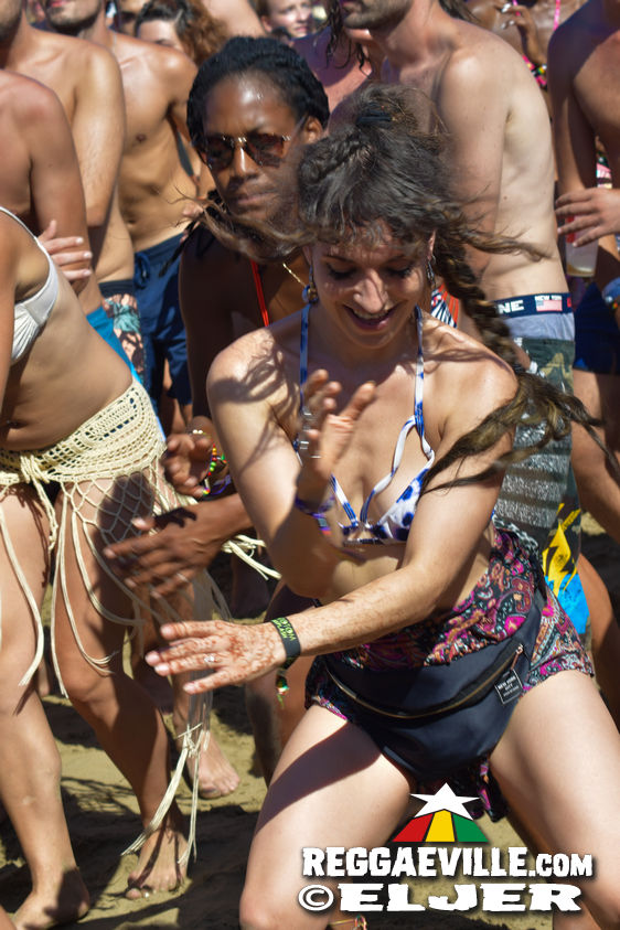 Kibir La Amlak feat. Dawta's of Aya & Beach Vibes