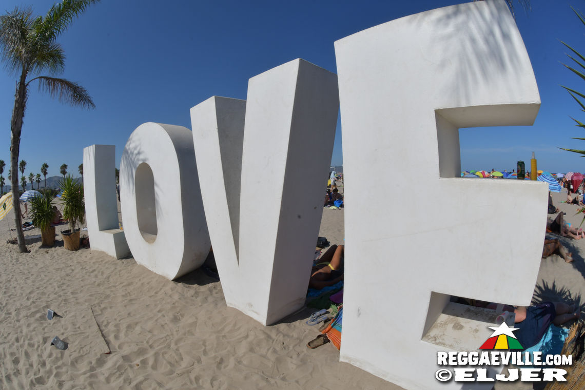 Kibir La Amlak feat. Dawta's of Aya & Beach Vibes