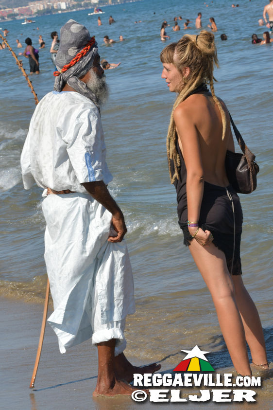 Kibir La Amlak feat. Dawta's of Aya & Beach Vibes