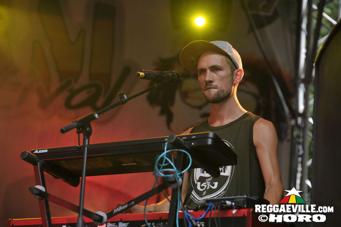 Singing U & Cat, Schwarzpaul