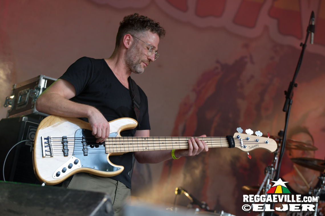 Singing U & Cat, Schwarzpaul