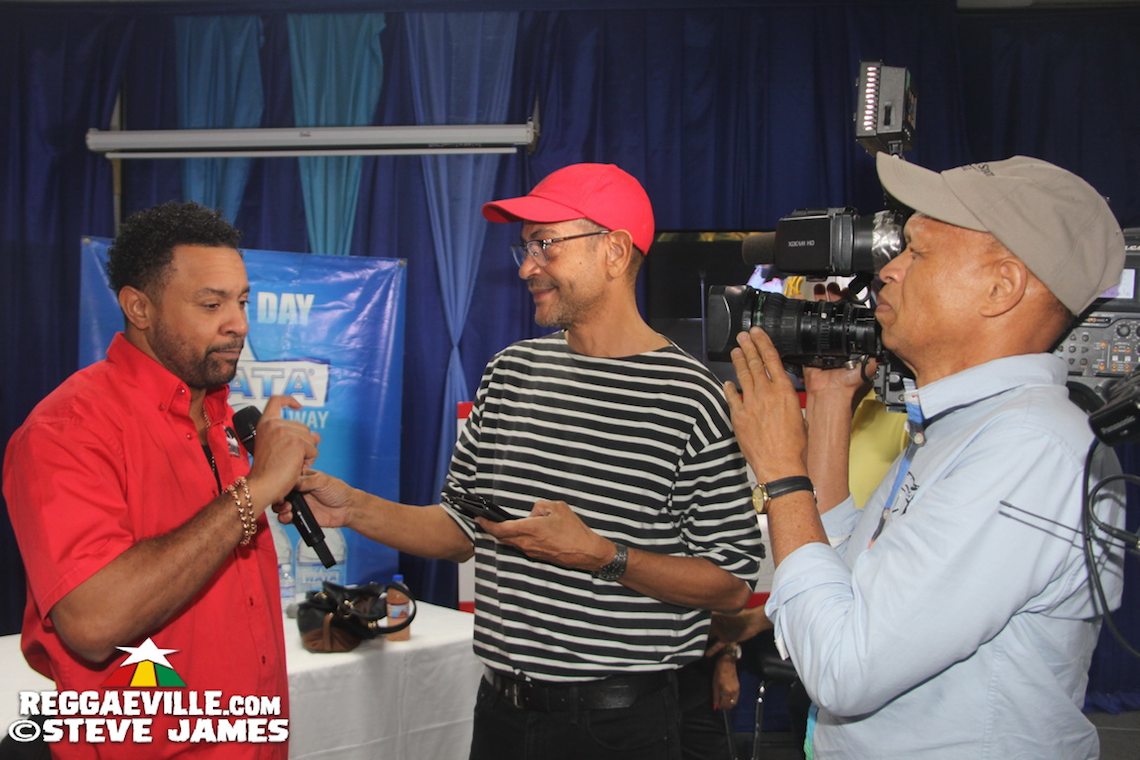 Shaggy Presents J$100 Million Cheque To Bustamante Hospital For Children