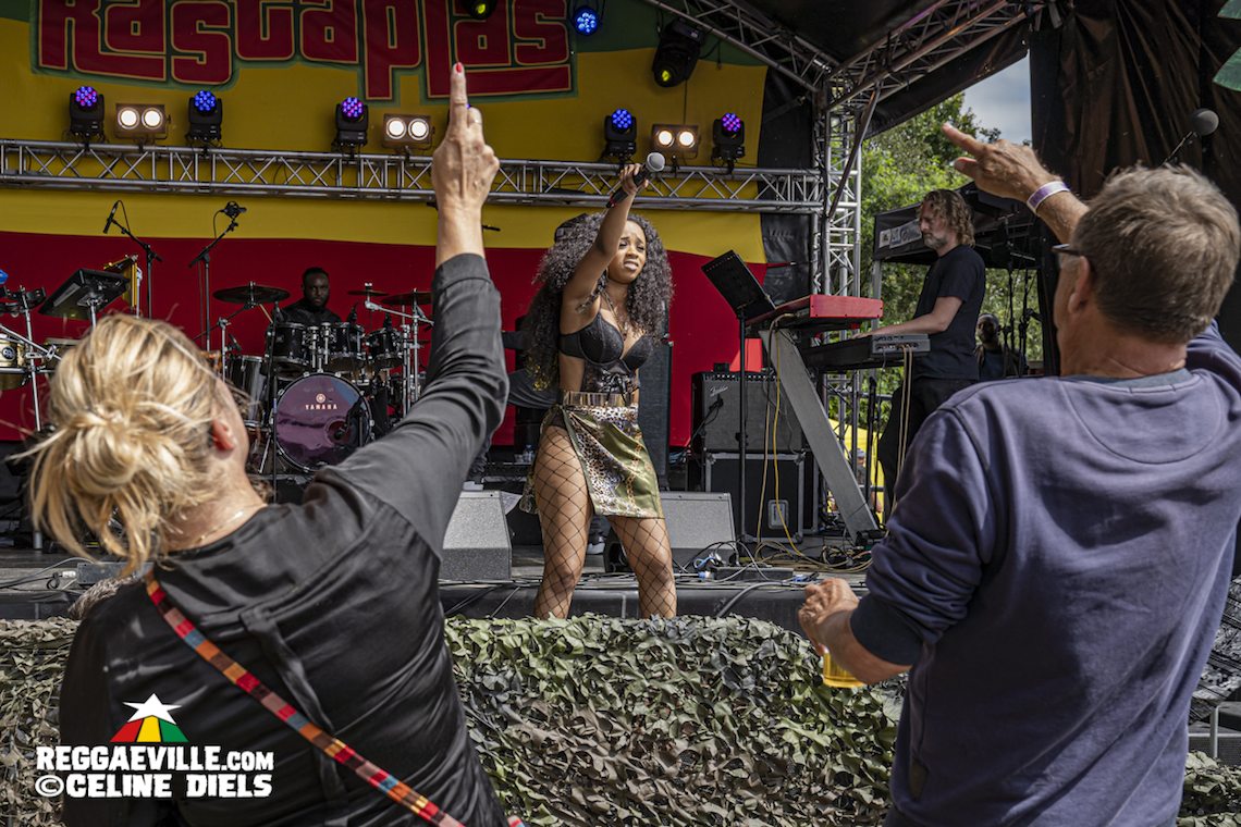 Postmen, Uwe Banton with Teddy Dan, Samora