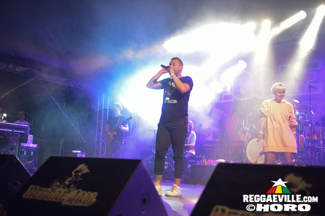 Mono & Nikitaman, Everton Blender, Sofa Connection