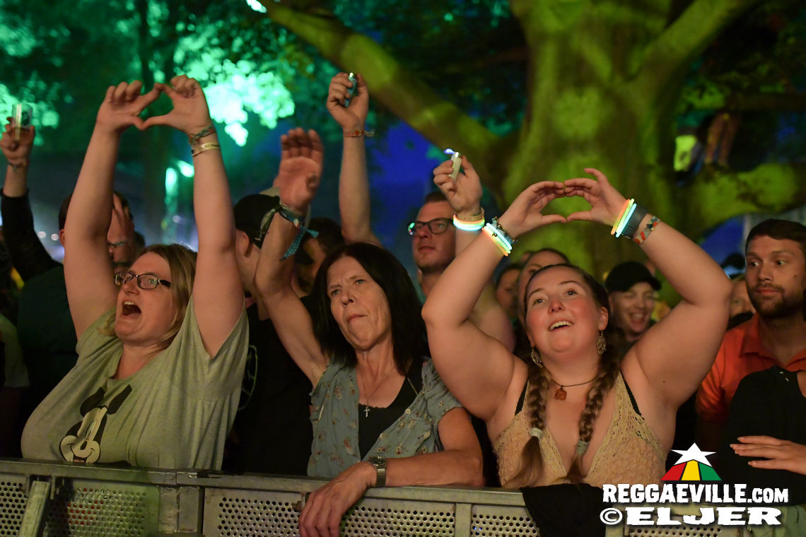 Mono & Nikitaman, Everton Blender, Sofa Connection