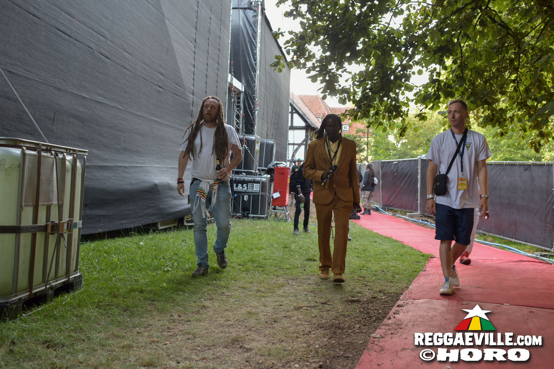 Mono & Nikitaman, Everton Blender, Sofa Connection