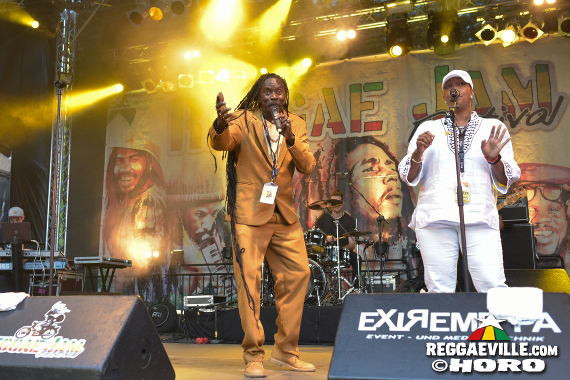 Mono & Nikitaman, Everton Blender, Sofa Connection