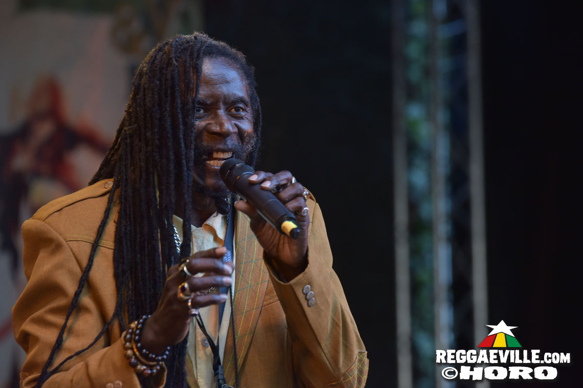 Mono & Nikitaman, Everton Blender, Sofa Connection