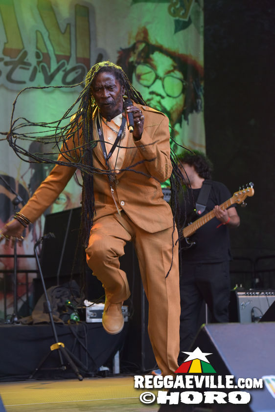 Mono & Nikitaman, Everton Blender, Sofa Connection