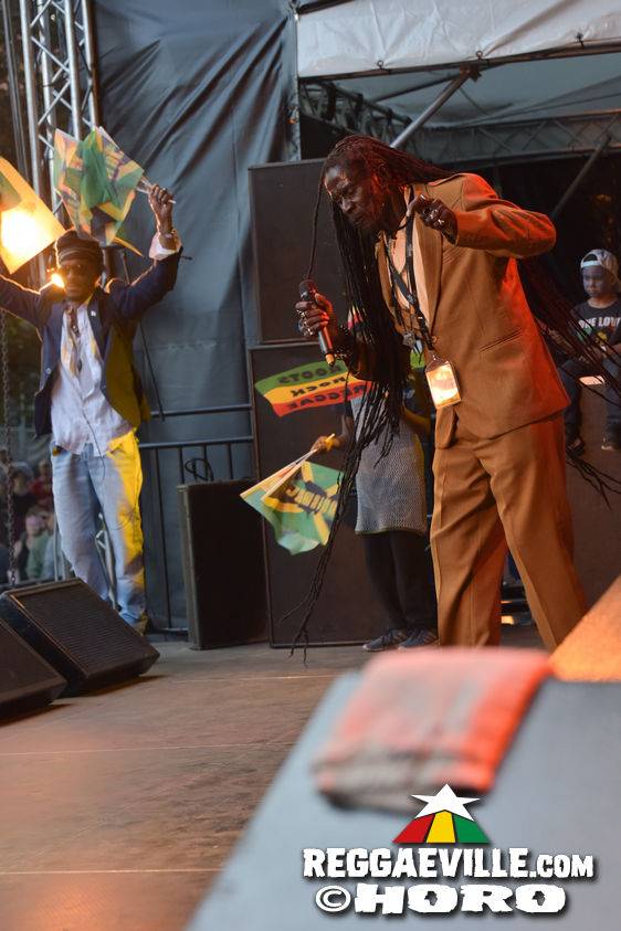 Mono & Nikitaman, Everton Blender, Sofa Connection