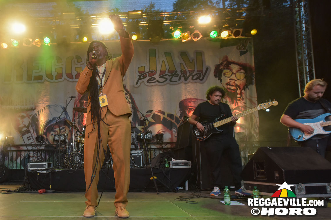 Mono & Nikitaman, Everton Blender, Sofa Connection