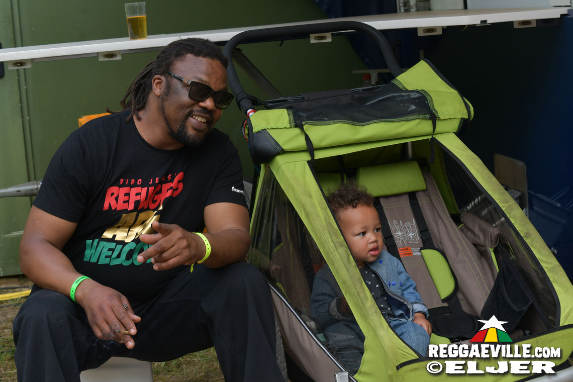 Mono & Nikitaman, Everton Blender, Sofa Connection