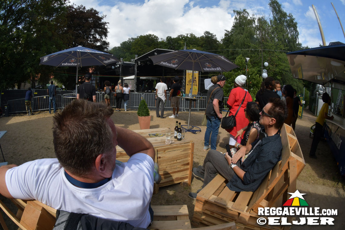 Mono & Nikitaman, Everton Blender, Sofa Connection