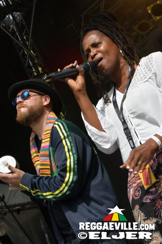 Mono & Nikitaman, Everton Blender, Sofa Connection