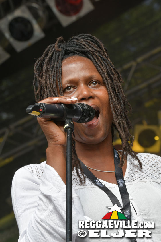 Mono & Nikitaman, Everton Blender, Sofa Connection