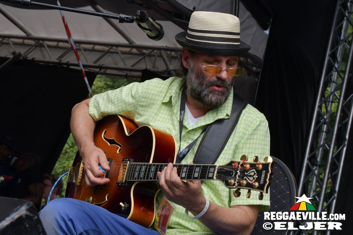 Mono & Nikitaman, Everton Blender, Sofa Connection