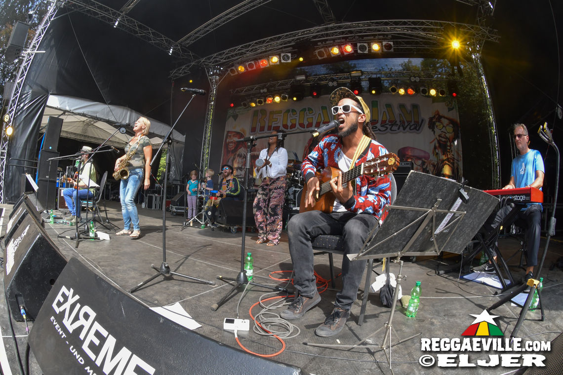 Mono & Nikitaman, Everton Blender, Sofa Connection