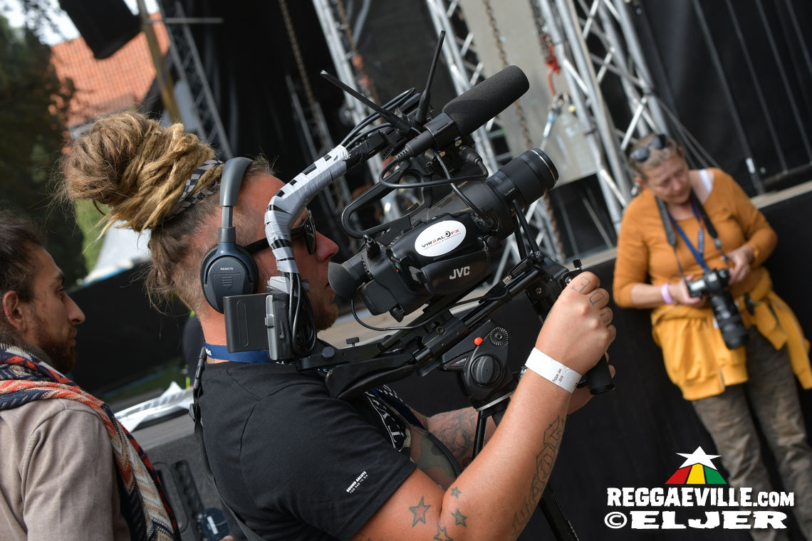 Mono & Nikitaman, Everton Blender, Sofa Connection