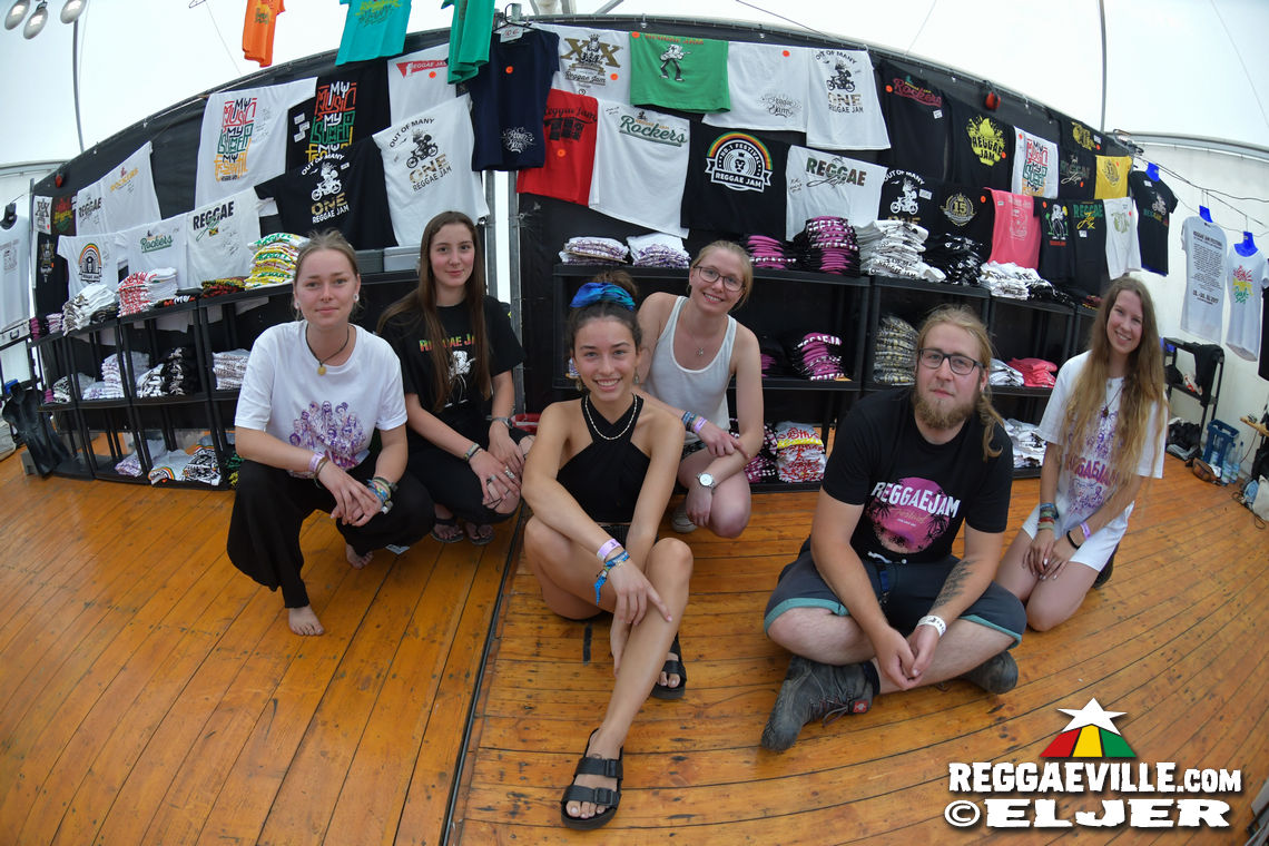 Mono & Nikitaman, Everton Blender, Sofa Connection