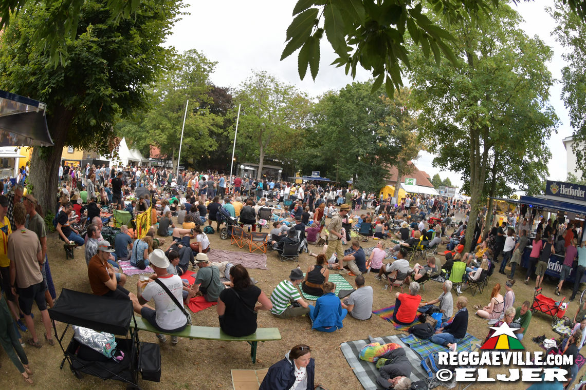 Mono & Nikitaman, Everton Blender, Sofa Connection