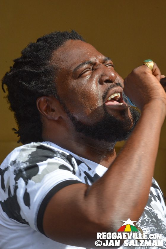 Yami Bolo, Akae Beka, Prezident Brown