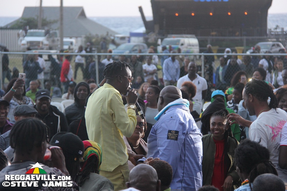 Chi Ching Ching feat. Queen Omega, Terry Linen, Stevie Face