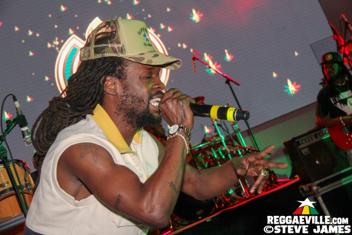 Lila Iké, Jesse Royal