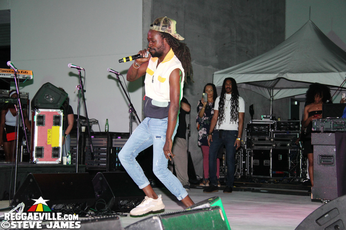 Lila Iké, Jesse Royal