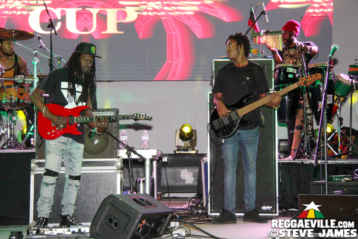 Lila Iké, Jesse Royal