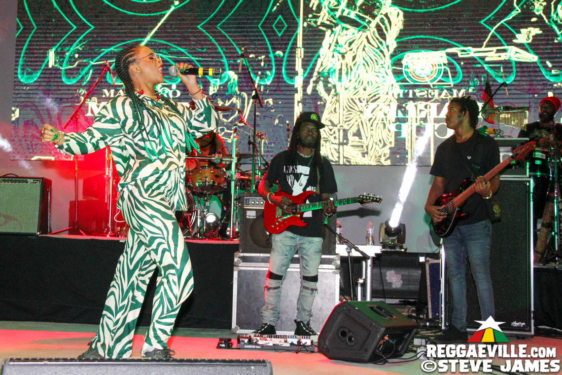 Lila Iké, Jesse Royal