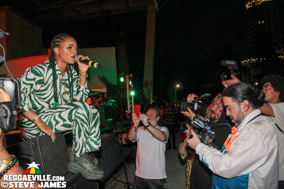 Lila Iké, Jesse Royal