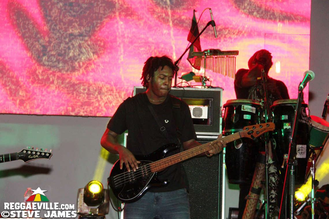 Lila Iké, Jesse Royal