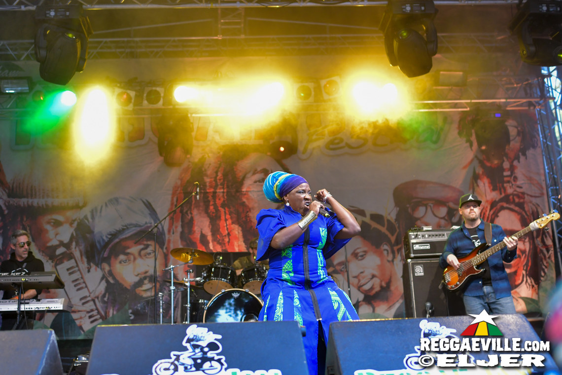 Queen Omega, Clinton Fearon, Turbulence