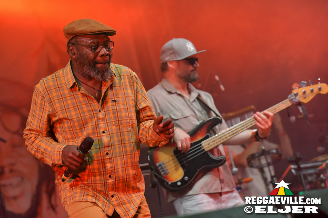 Queen Omega, Clinton Fearon, Turbulence